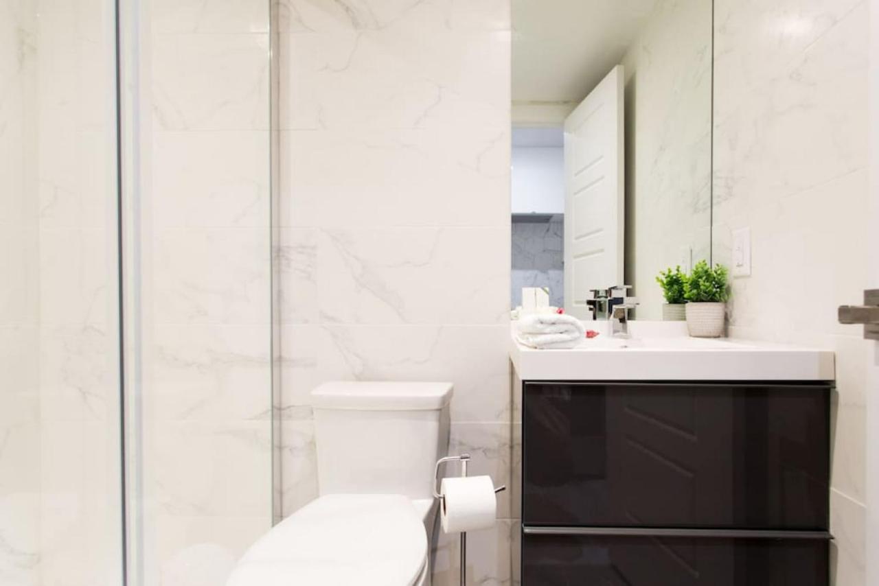 Palms Little Italy Studio With Full Bathroom By Denstays Montréal Eksteriør billede