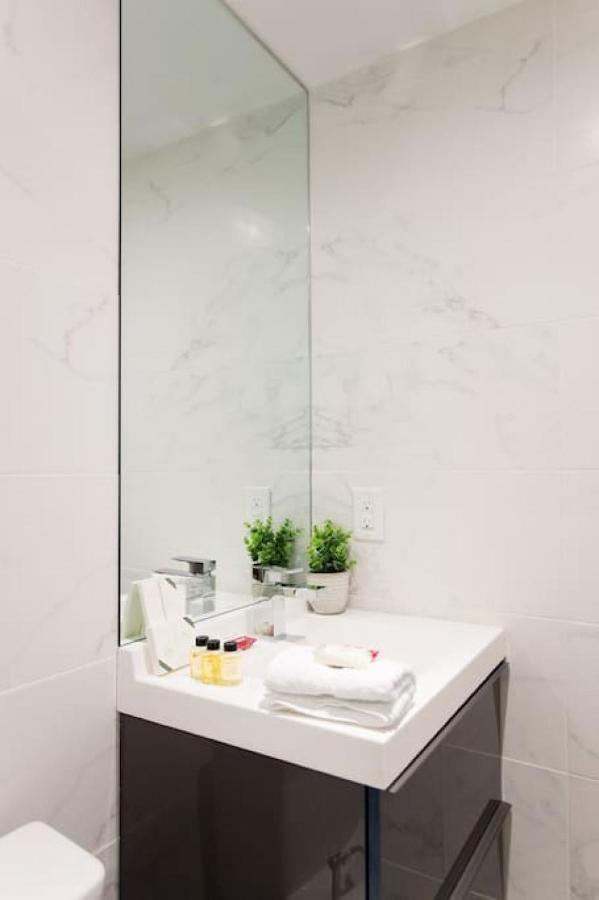 Palms Little Italy Studio With Full Bathroom By Denstays Montréal Eksteriør billede